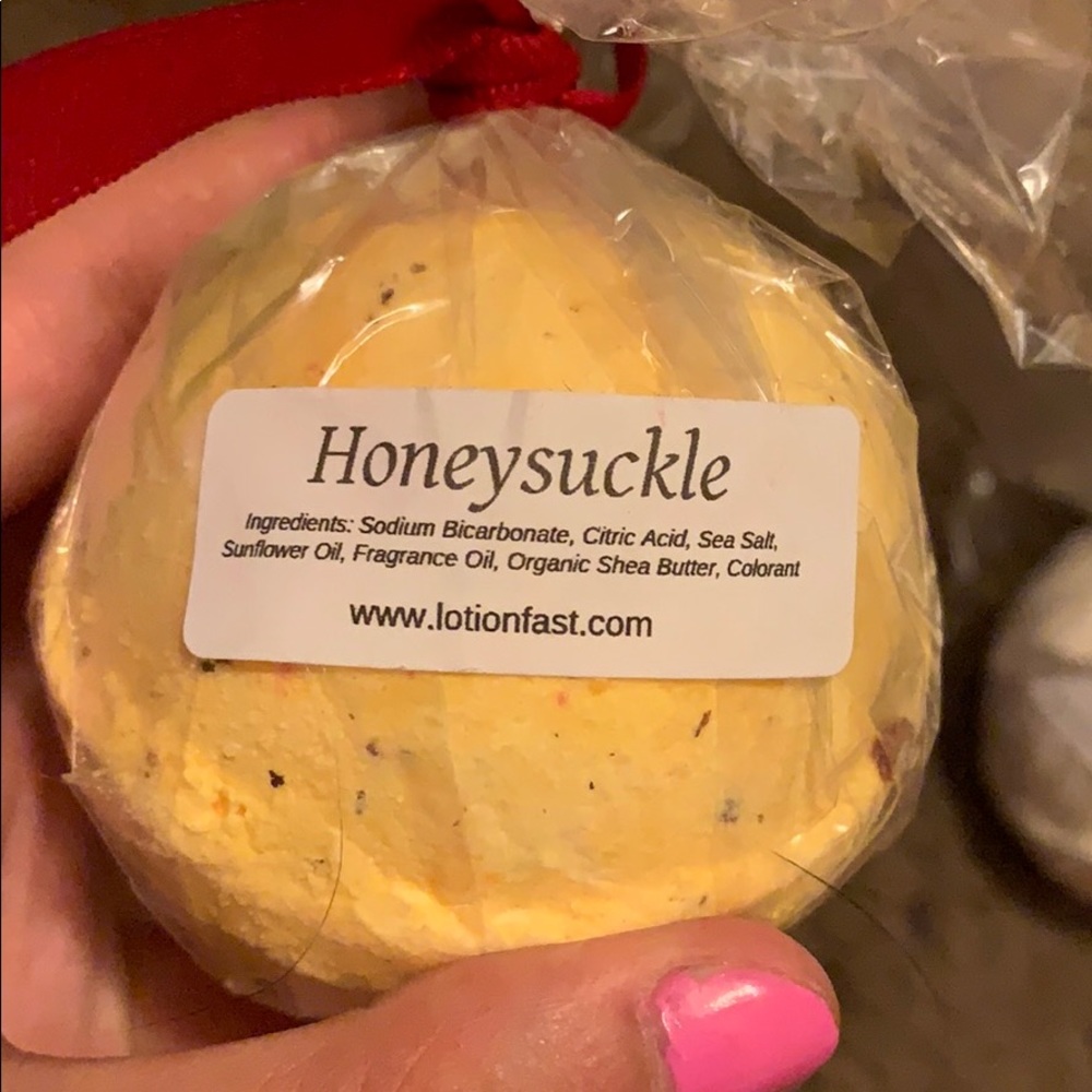 2 bath bombs - Picture 2 of 3